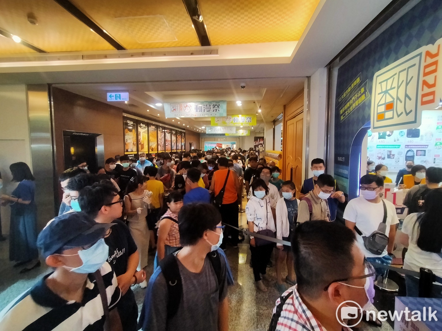 動漫迷擠爆中友百貨,排隊人潮延伸4個樓層。 唐復年/攝 動漫迷擠爆中友百貨,排隊人潮延伸4個樓層。 唐復年/攝