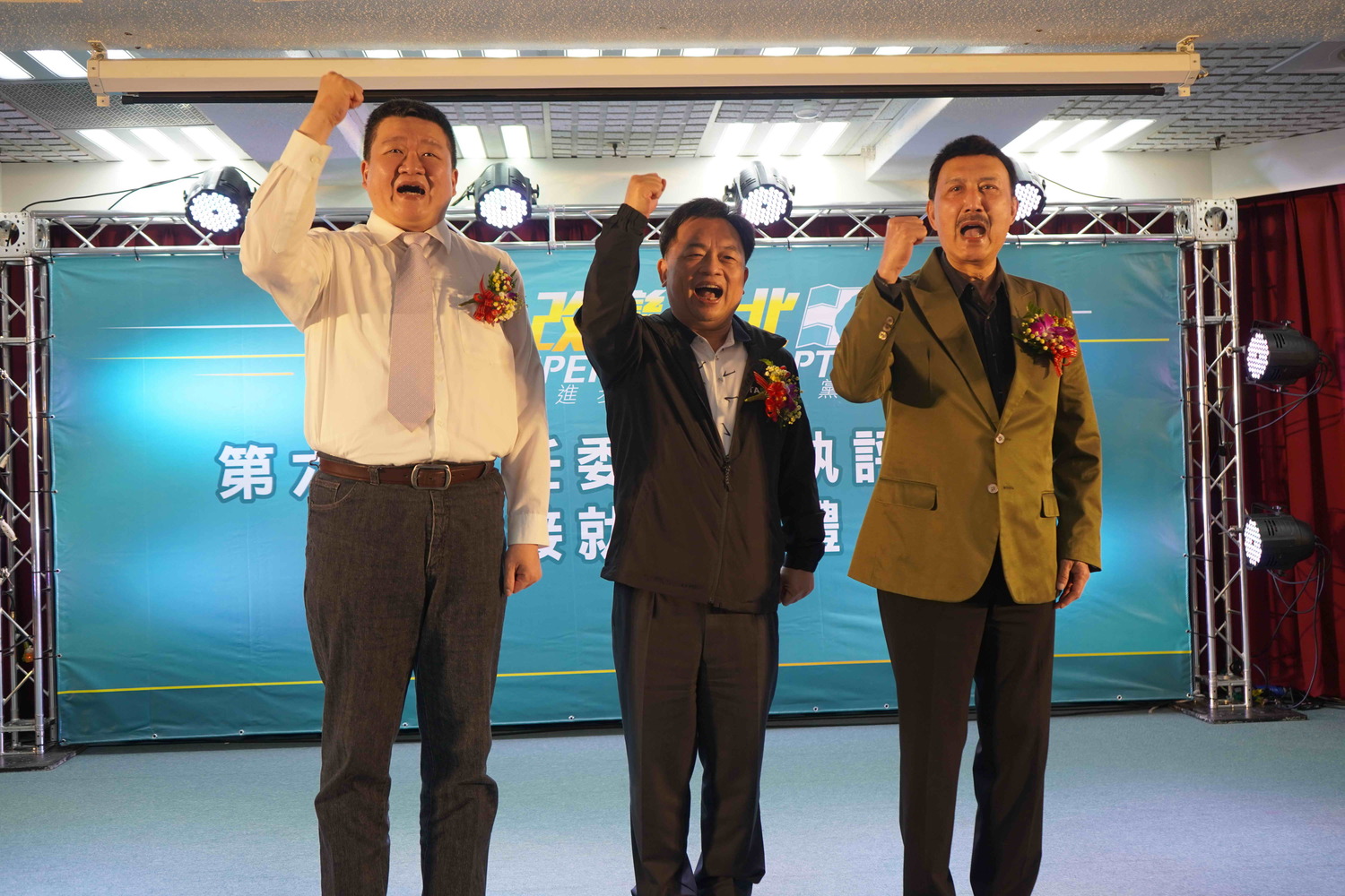 民進黨新北市黨部新舊任主委何博文 (左)、余天,在中央黨部秘書長林錫耀主持下,完成交接儀式。 圖:民進黨新北市黨部提供 民進黨新北市黨部新舊任主委何博文 (左)、余天,在中央黨部秘書長林錫耀主持下,完成交接儀式。 圖:民進黨新北市黨部提供