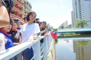 李眉蓁(中)走訪幸福川。 圖:李眉蓁競辦/提供 李眉蓁(中)走訪幸福川。 圖:李眉蓁競辦/提供