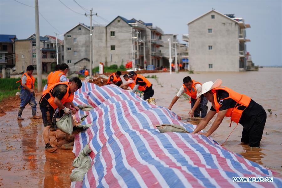洪災影響區域相當廣,許多民宅因此被淹沒,民眾都不得不動員起來防洪。 圖:翻攝自新華網 洪災影響區域相當廣,許多民宅因此被淹沒,民眾都不得不動員起來防洪。 圖:翻攝自新華網