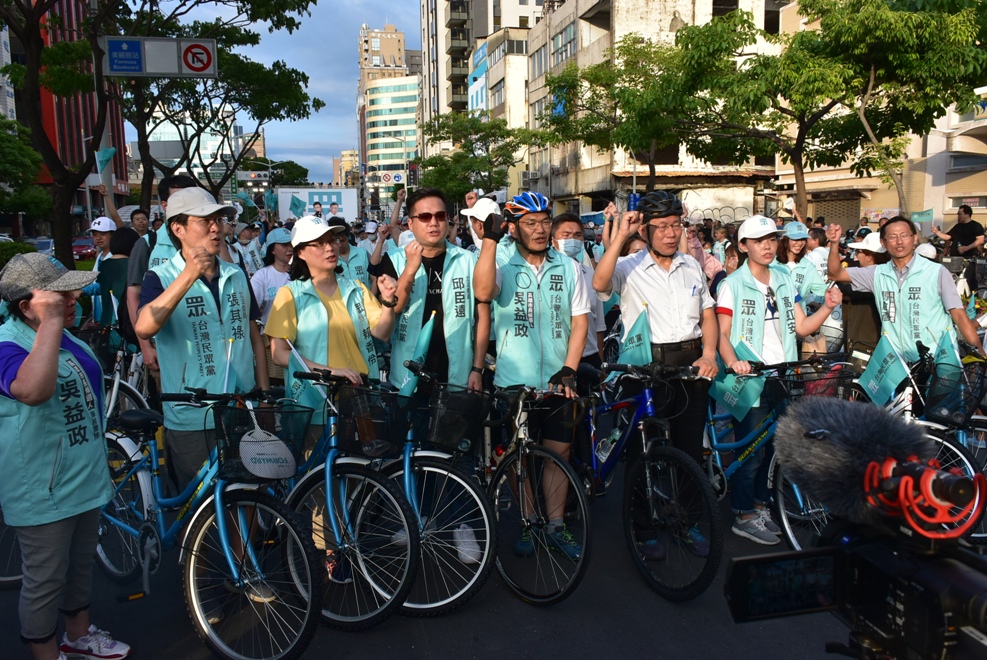 吳益政從市議會騎單車參加競選總部成立大會。 圖:孫家銘/攝 吳益政從市議會騎單車參加競選總部成立大會。 圖:孫家銘/攝