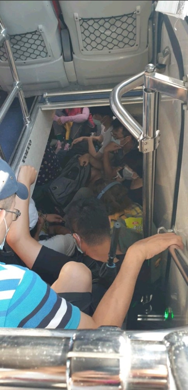 「台灣好行」從台東轉運站至鹿野高台接駁車被爆超載,下層放置行李夾層擠滿乘客。 圖:翻攝自爆料公社 「台灣好行」從台東轉運站至鹿野高台接駁車被爆超載,下層放置行李夾層擠滿乘客。 圖:翻攝自爆料公社