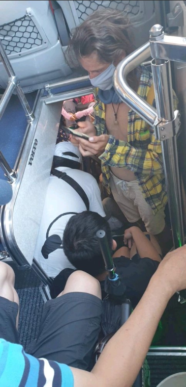 「台灣好行」從台東轉運站至鹿野高台接駁車被爆超載,階梯上、門邊都坐滿乘客。 圖:翻攝自爆料公社 「台灣好行」從台東轉運站至鹿野高台接駁車被爆超載,階梯上、門邊都坐滿乘客。 圖:翻攝自爆料公社