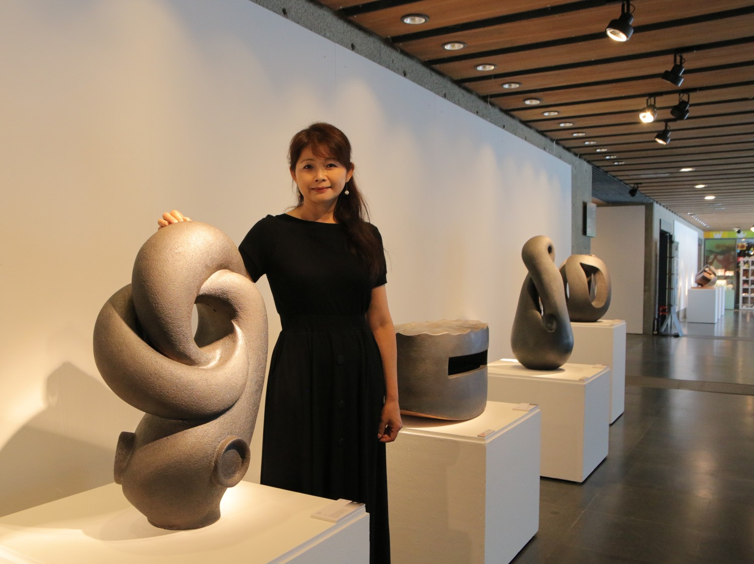 賴羿廷運用傳統製作水缸的手擠坯古技法,結合西方美學及東方宗教思維,創作造型多變且賦律動感的現代作品。 圖:鶯歌陶瓷博物館提供 賴羿廷運用傳統製作水缸的手擠坯古技法,結合西方美學及東方宗教思維,創作造型多變且賦律動感的現代作品。 圖:鶯歌陶瓷博物館提供