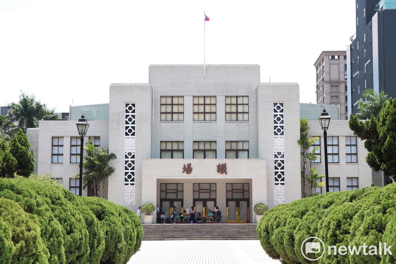 立院民進黨團今天上午開始輪班派人到議場守門,避免國民黨團搶占主席台的事再度重演。 圖:謝孟華/攝 立院民進黨團今天上午開始輪班派人到議場守門,避免國民黨團搶占主席台的事再度重演。 圖:謝孟華/攝