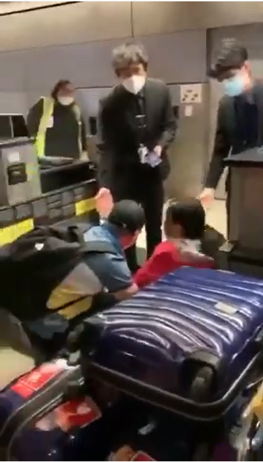 一對美國華人夫婦向航空公司人員下跪,哭著說,「放我們上飛機吧!求你們了!」 圖:擷取自影片 一對美國華人夫婦向航空公司人員下跪,哭著說,「放我們上飛機吧!求你們了!」 圖:擷取自影片