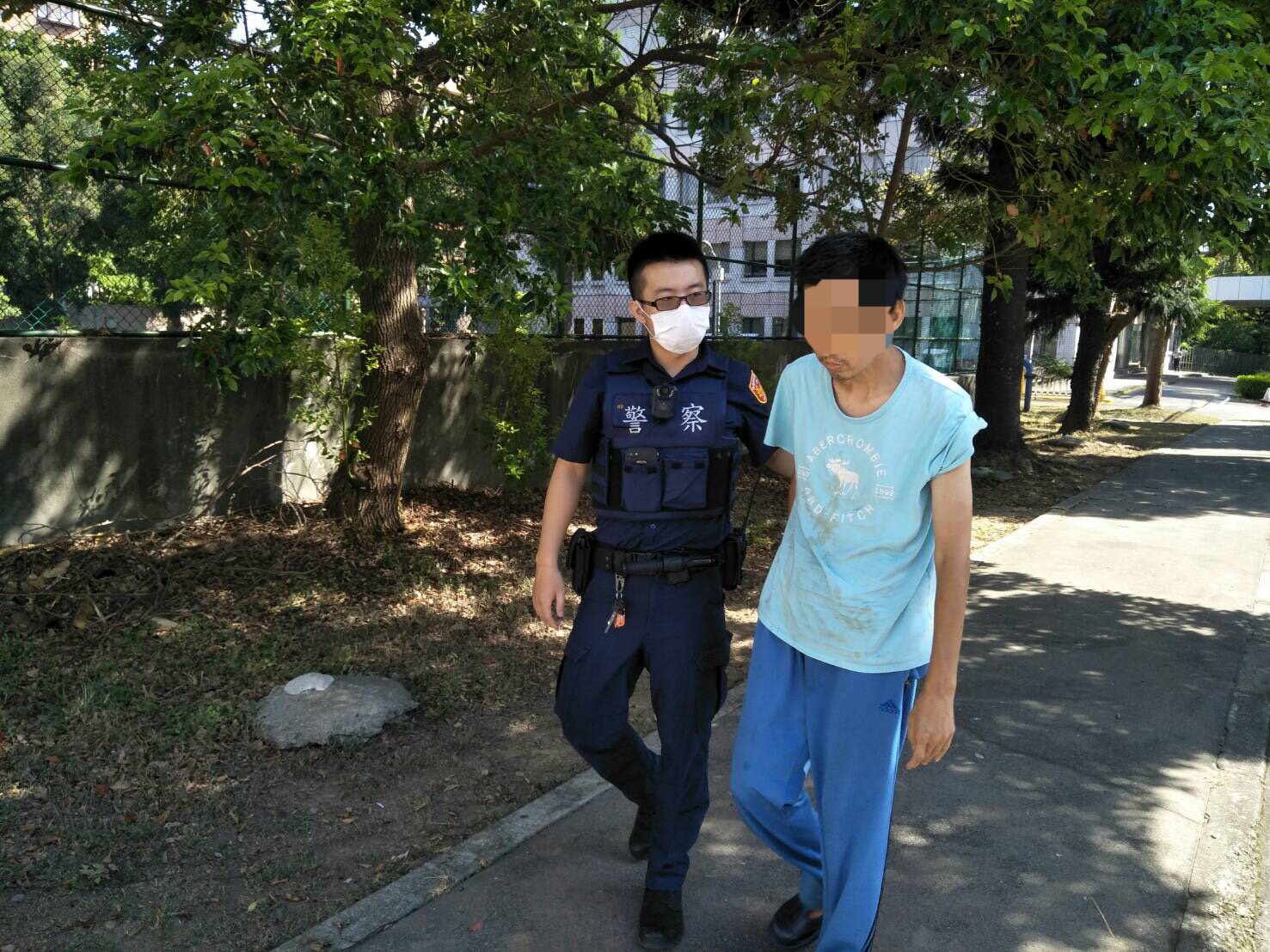 平鎮警方先將侯男帶回派出所休息,等候其家人領回。 圖:平鎮分局/提供 平鎮警方先將侯男帶回派出所休息,等候其家人領回。 圖:平鎮分局/提供