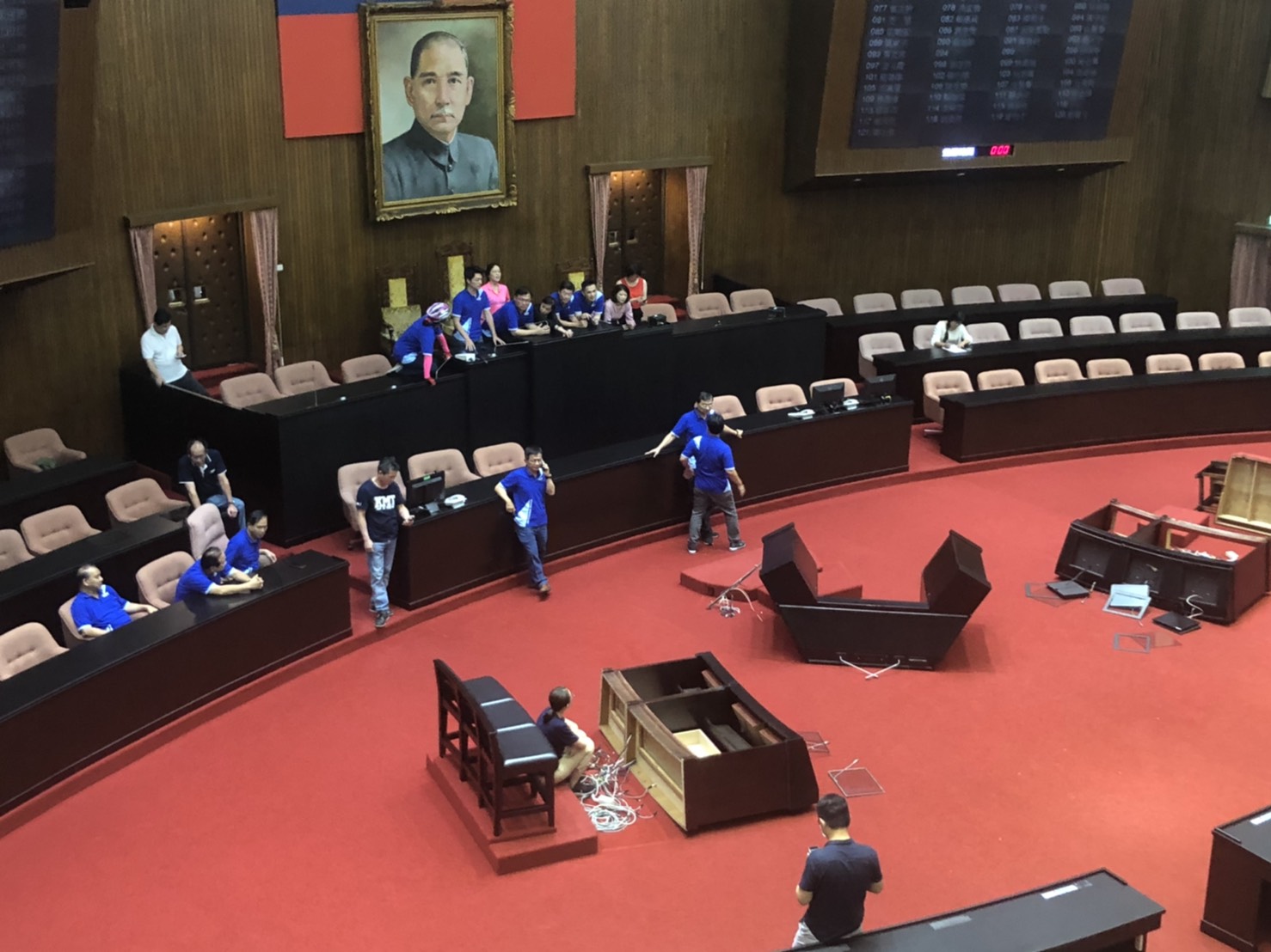 藍委搶佔主席台。 圖:國民黨團提供 藍委搶佔主席台。 圖:國民黨團提供