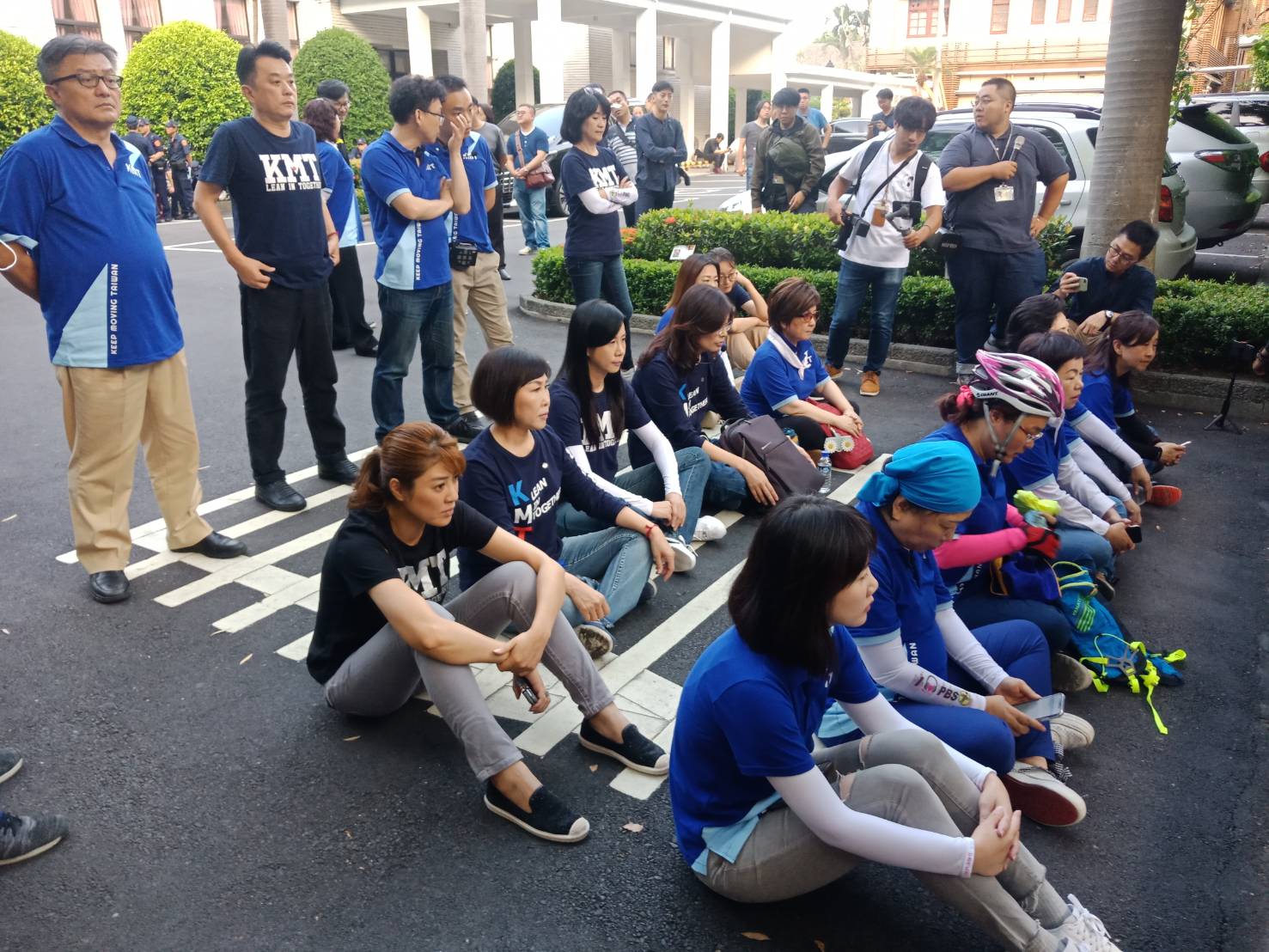 部分藍委集結青島東大門靜坐。 圖:國民黨團提供 部分藍委集結青島東大門靜坐。 圖:國民黨團提供