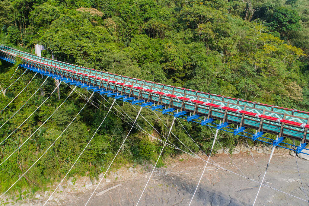 溪口吊橋橋身絢麗,303公尺橫跨大漢溪谷,建好後便成為旅遊新亮點。 圖:翻攝自桃園觀光導覽網 溪口吊橋橋身絢麗,303公尺橫跨大漢溪谷,建好後便成為旅遊新亮點。 圖:翻攝自桃園觀光導覽網