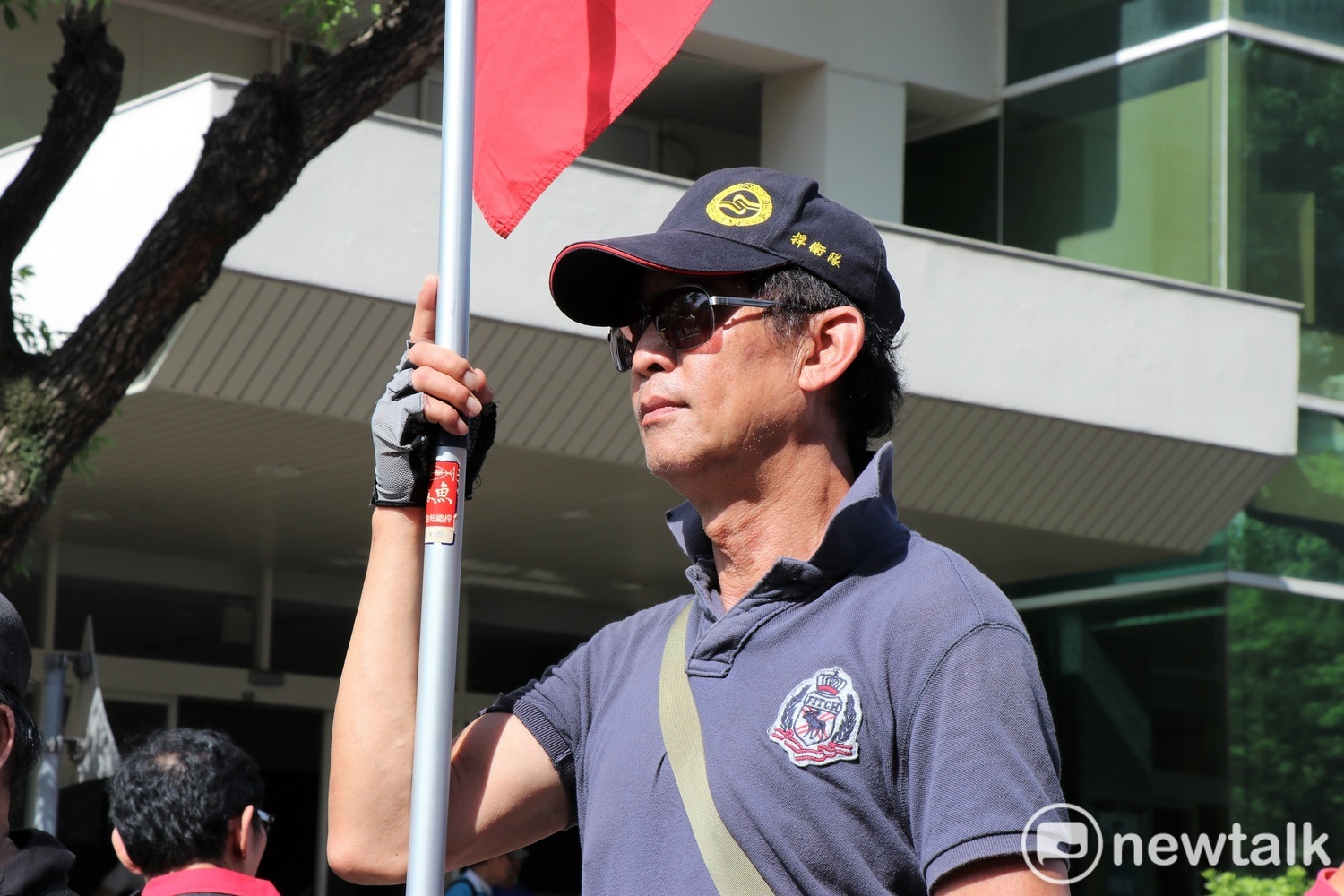 舉旗手高舉中華民國國旗,強調監察院應屬於國家,而非民進黨。 圖:謝孟華/攝 舉旗手高舉中華民國國旗,強調監察院應屬於國家,而非民進黨。 圖:謝孟華/攝