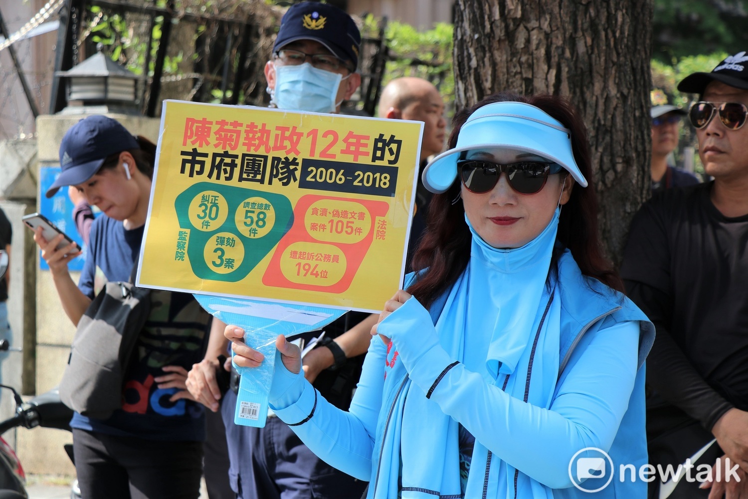 抗議民眾製作文宣,指出陳菊在高雄市長任內的爭議案件超過一百件。 圖:謝孟華/攝 抗議民眾製作文宣,指出陳菊在高雄市長任內的爭議案件超過一百件。 圖:謝孟華/攝
