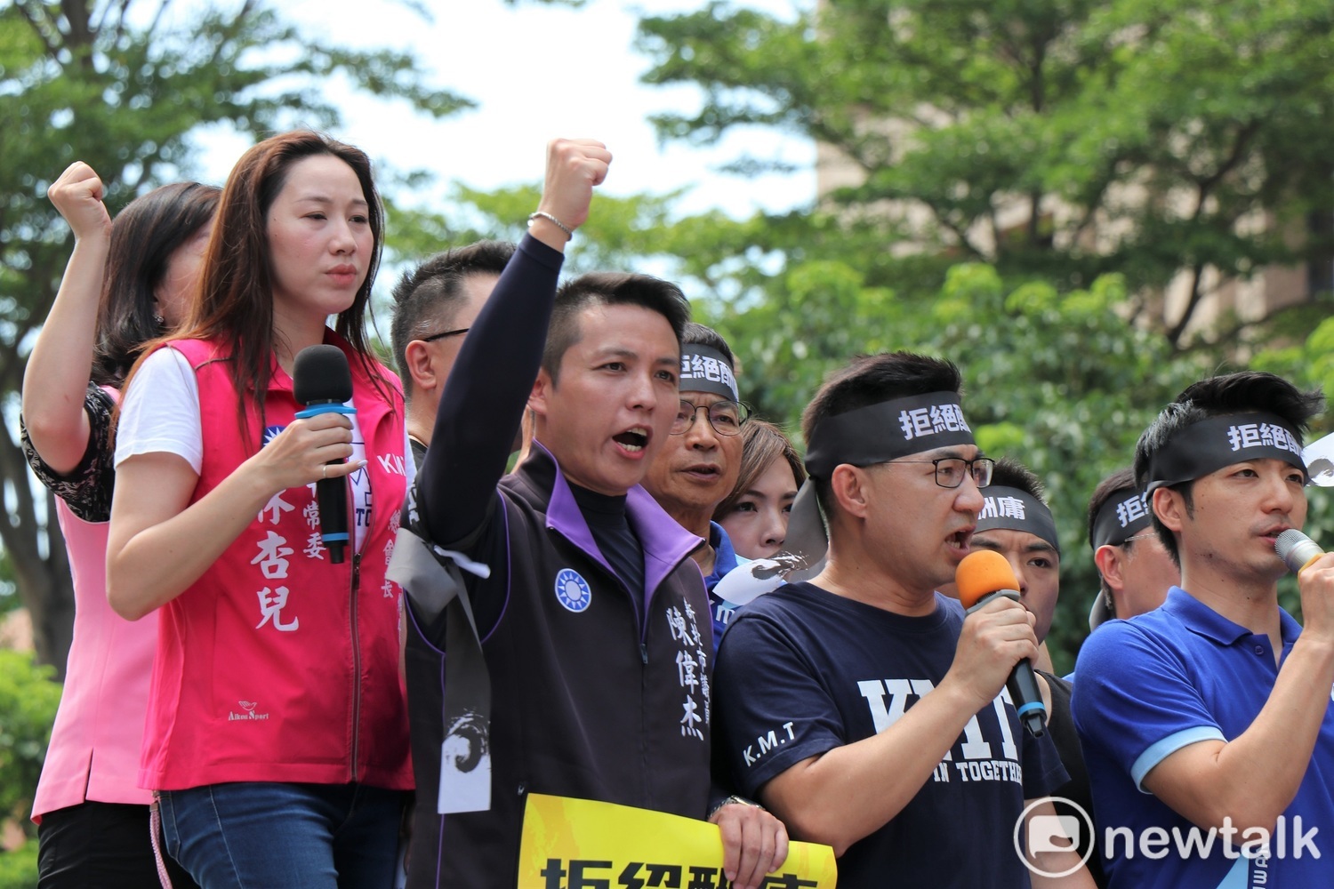 新北市議員陳偉杰高呼口號,表達對這次監院人事案的不滿。 圖:謝孟華/攝 新北市議員陳偉杰高呼口號,表達對這次監院人事案的不滿。 圖:謝孟華/攝