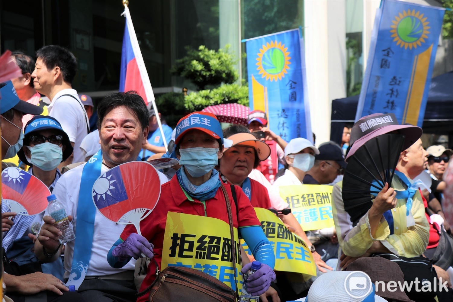 上午天氣十分炎熱,抗議民眾自備鴨舌帽和防曬裝備,做好萬全準備。 圖:謝孟華/攝 上午天氣十分炎熱,抗議民眾自備鴨舌帽和防曬裝備,做好萬全準備。 圖:謝孟華/攝