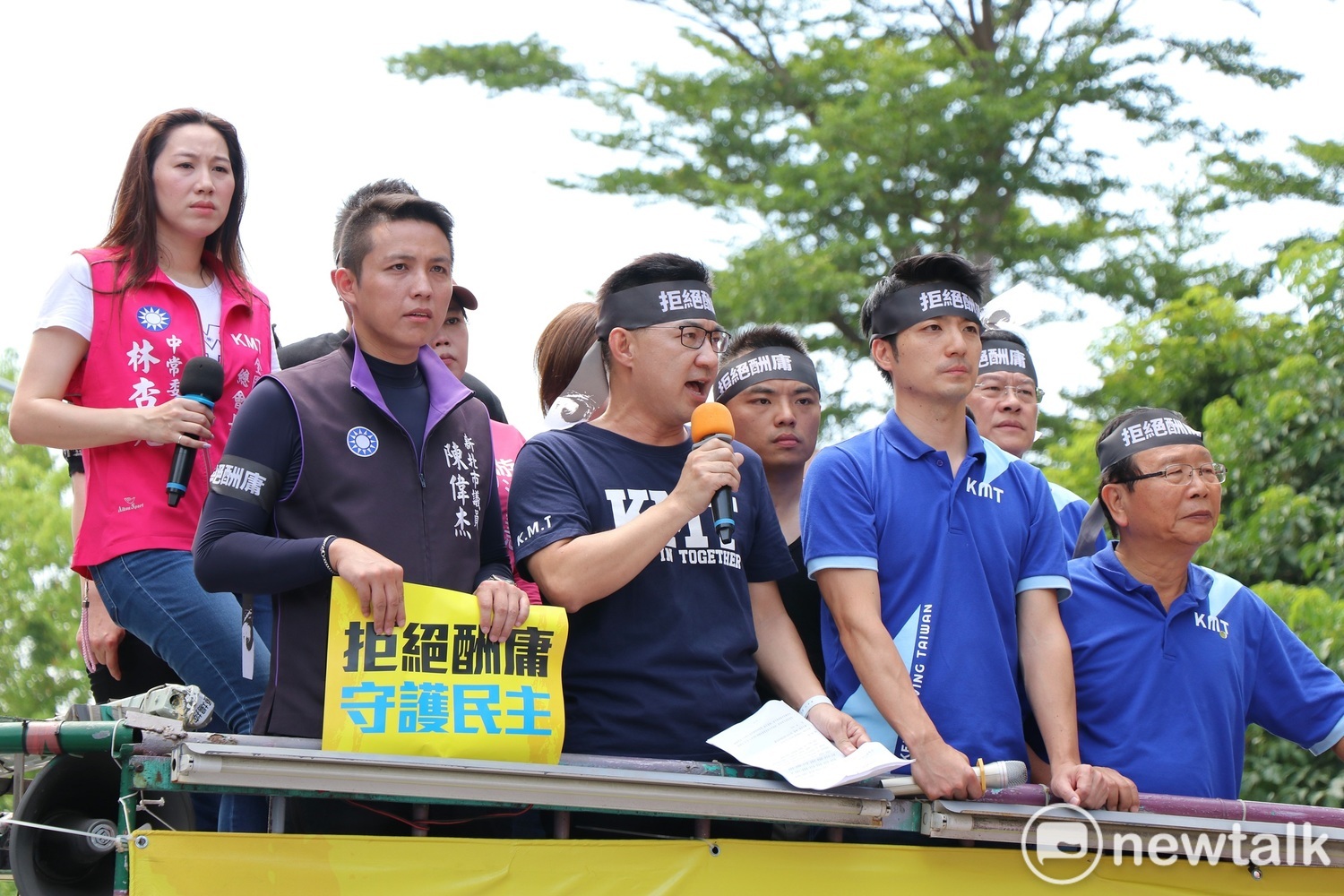 國民黨主席江啟臣、立委蔣萬安和洪孟楷等人皆上台致詞,表達對這次監院人事案的不滿。 圖:謝孟華/攝 國民黨主席江啟臣、立委蔣萬安和洪孟楷等人皆上台致詞,表達對這次監院人事案的不滿。 圖:謝孟華/攝