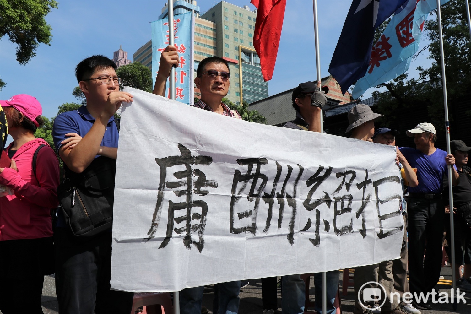 抗議民眾不僅高舉國旗,更拿出「拒絕酬庸」布條,呼籲民進黨從善如流。 圖:謝孟華/攝 抗議民眾不僅高舉國旗,更拿出「拒絕酬庸」布條,呼籲民進黨從善如流。 圖:謝孟華/攝