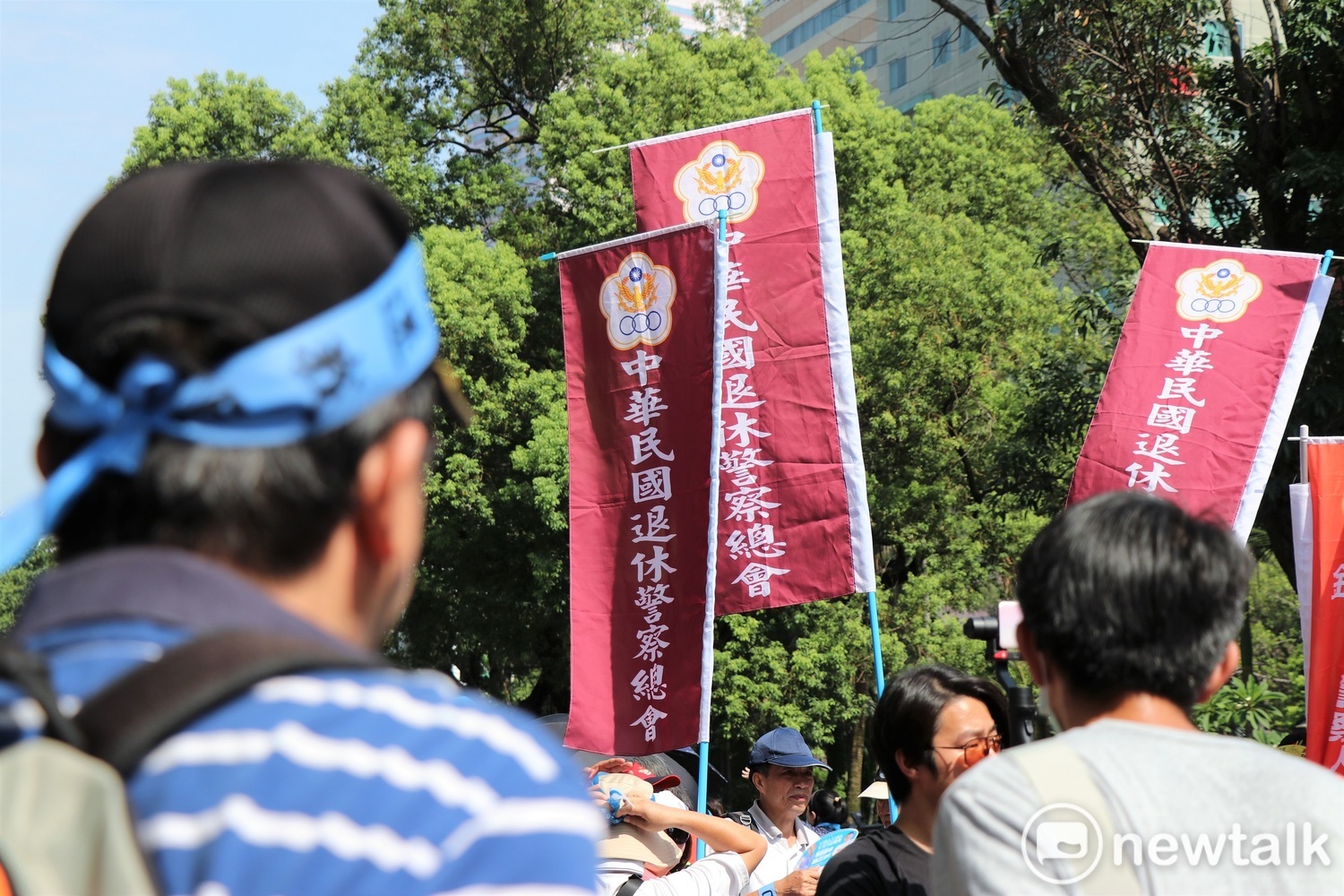 活動現場出現中華民國退休警察總會旗幟。 圖:謝孟華/攝 活動現場出現中華民國退休警察總會旗幟。 圖:謝孟華/攝
