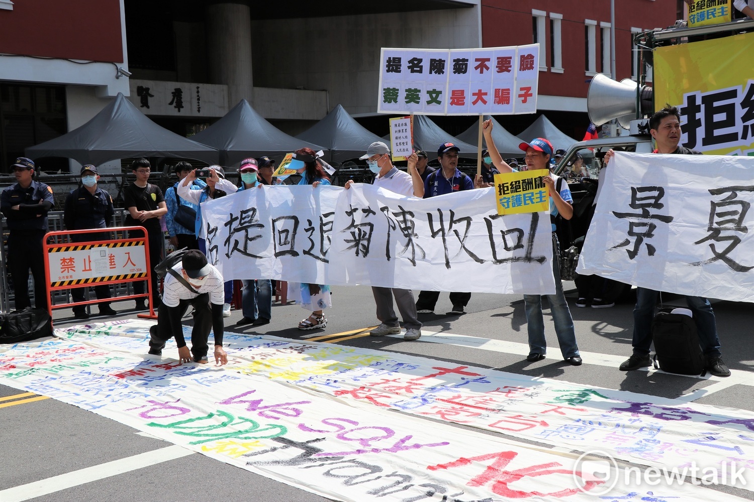 抗議群眾高舉自製旗幟,痛批「提名陳菊不要臉,蔡英文是大騙子」。 圖:謝孟華/攝 抗議群眾高舉自製旗幟,痛批「提名陳菊不要臉,蔡英文是大騙子」。 圖:謝孟華/攝