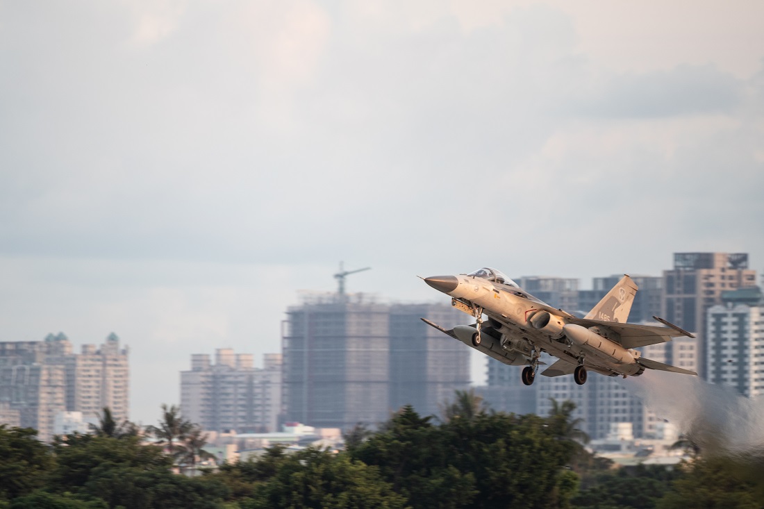 空軍第一聯隊清晨配合漢光36號演習,由經國號戰機執行聯合防空作戰任務。 圖:軍聞社/提供 空軍第一聯隊清晨配合漢光36號演習,由經國號戰機執行聯合防空作戰任務。 圖:軍聞社/提供