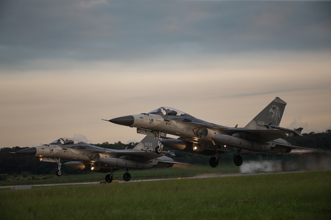 空軍第三聯隊經國號戰機清晨依令緊急升空,執行聯合防空作戰任務。 圖:軍聞社/提供 空軍第三聯隊經國號戰機清晨依令緊急升空,執行聯合防空作戰任務。 圖:軍聞社/提供