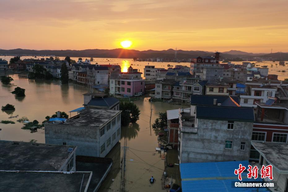 中國境內連日暴雨,造成鄱陽湖周遭住戶房屋淹沒。街道變成河流。 圖:中新網 中國境內連日暴雨,造成鄱陽湖周遭住戶房屋淹沒。街道變成河流。 圖:中新網