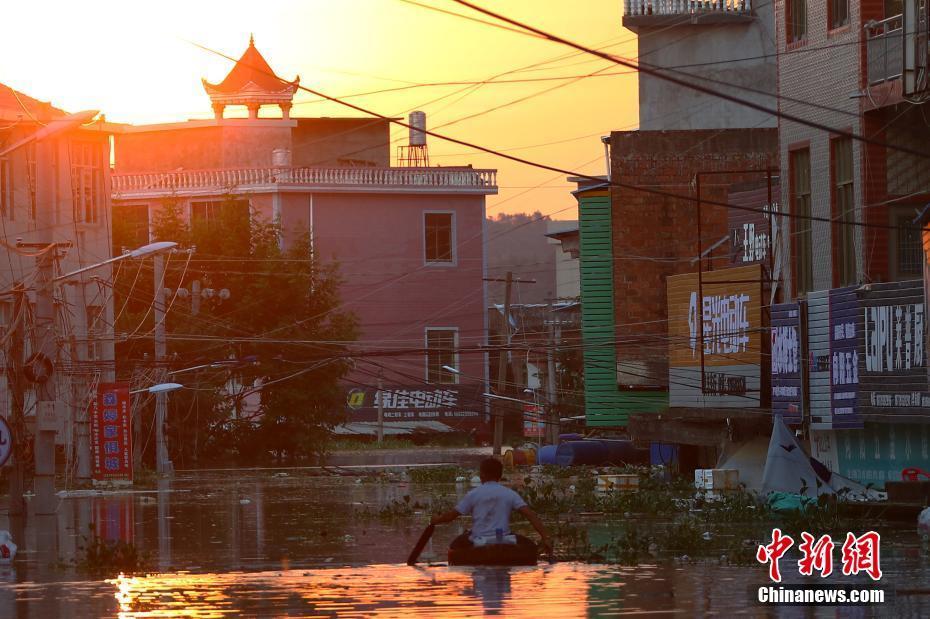 中國境內連日暴雨,造成鄱陽湖周遭住戶房屋淹沒。居民在街道上划著橡皮艇出門。 圖:中新網 中國境內連日暴雨,造成鄱陽湖周遭住戶房屋淹沒。居民在街道上划著橡皮艇出門。 圖:中新網