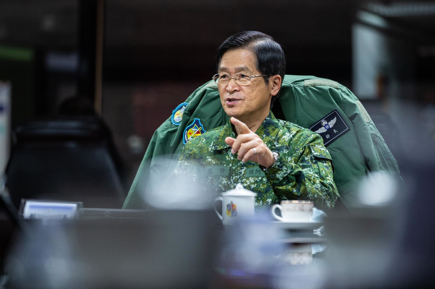 國防部長嚴德發前往視導「聯合防空作戰演練」。 圖:軍聞社/提供 國防部長嚴德發前往視導「聯合防空作戰演練」。 圖:軍聞社/提供