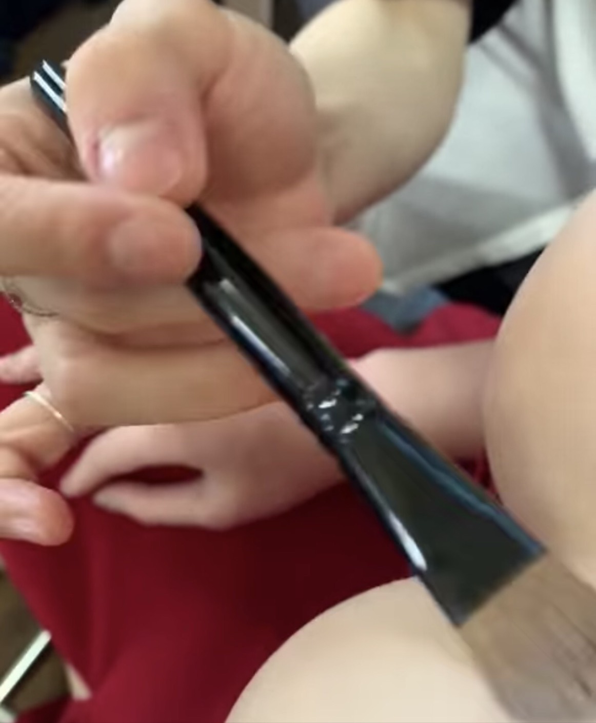 雞排妹公布她在後台,造型師為她化妝的影片。 圖:擷取Instagram 雞排妹公布她在後台,造型師為她化妝的影片。 圖:擷取Instagram