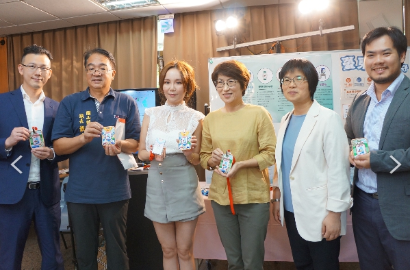 臺東縣長饒慶鈴(右三)升級大武鄉、關山鎮與東河鄉為智慧社區,將利用臺東親安御守的定位技術獲知使用者位置,讓異地家人與肩負照顧責任的親屬,可遠端即時掌握長輩的健康與安全 圖/臺東縣政府提供 臺東縣長饒慶鈴(右三)升級大武鄉、關山鎮與東河鄉為智慧社區,將利用臺東親安御守的定位技術獲知使用者位置,讓異地家人與肩負照顧責任的親屬,可遠端即時掌握長輩的健康與安全 圖/臺東縣政府提供