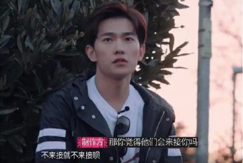 五年前的《花兒與少年2》讓楊洋留下陰影,楊洋迷路,深夜坐在異國街邊。 圖:翻攝自芒國TV《花兒與少年2》 五年前的《花兒與少年2》讓楊洋留下陰影,楊洋迷路,深夜坐在異國街邊。 圖:翻攝自芒國TV《花兒與少年2》