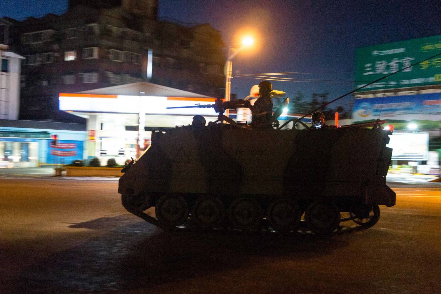 M113人員運輸車清晨4點在花蓮市區內快速機動。 圖:軍聞社/提供 M113人員運輸車清晨4點在花蓮市區內快速機動。 圖:軍聞社/提供