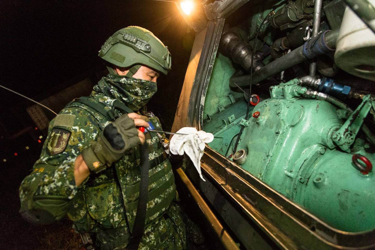 機步營官兵進行機動前裝備檢查作業。 圖:軍聞社/提供 機步營官兵進行機動前裝備檢查作業。 圖:軍聞社/提供