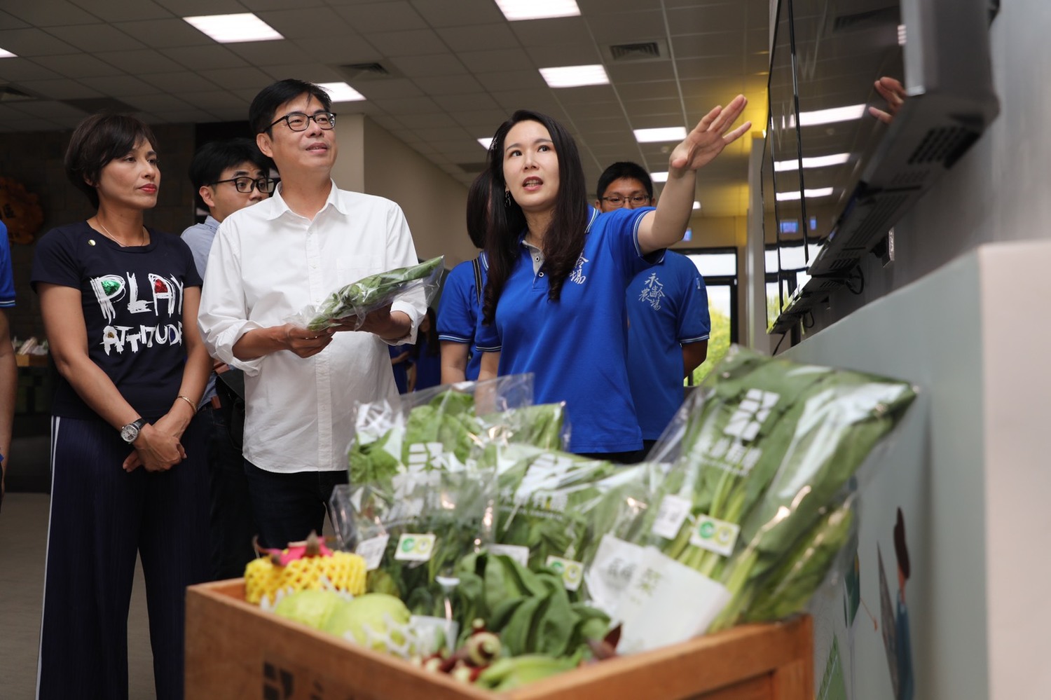 陳其邁(中)及邱議瑩(左)在劉宥彤導覽下參觀永齡農場。 圖:陳其邁競辦/提供 陳其邁(中)及邱議瑩(左)在劉宥彤導覽下參觀永齡農場。 圖:陳其邁競辦/提供