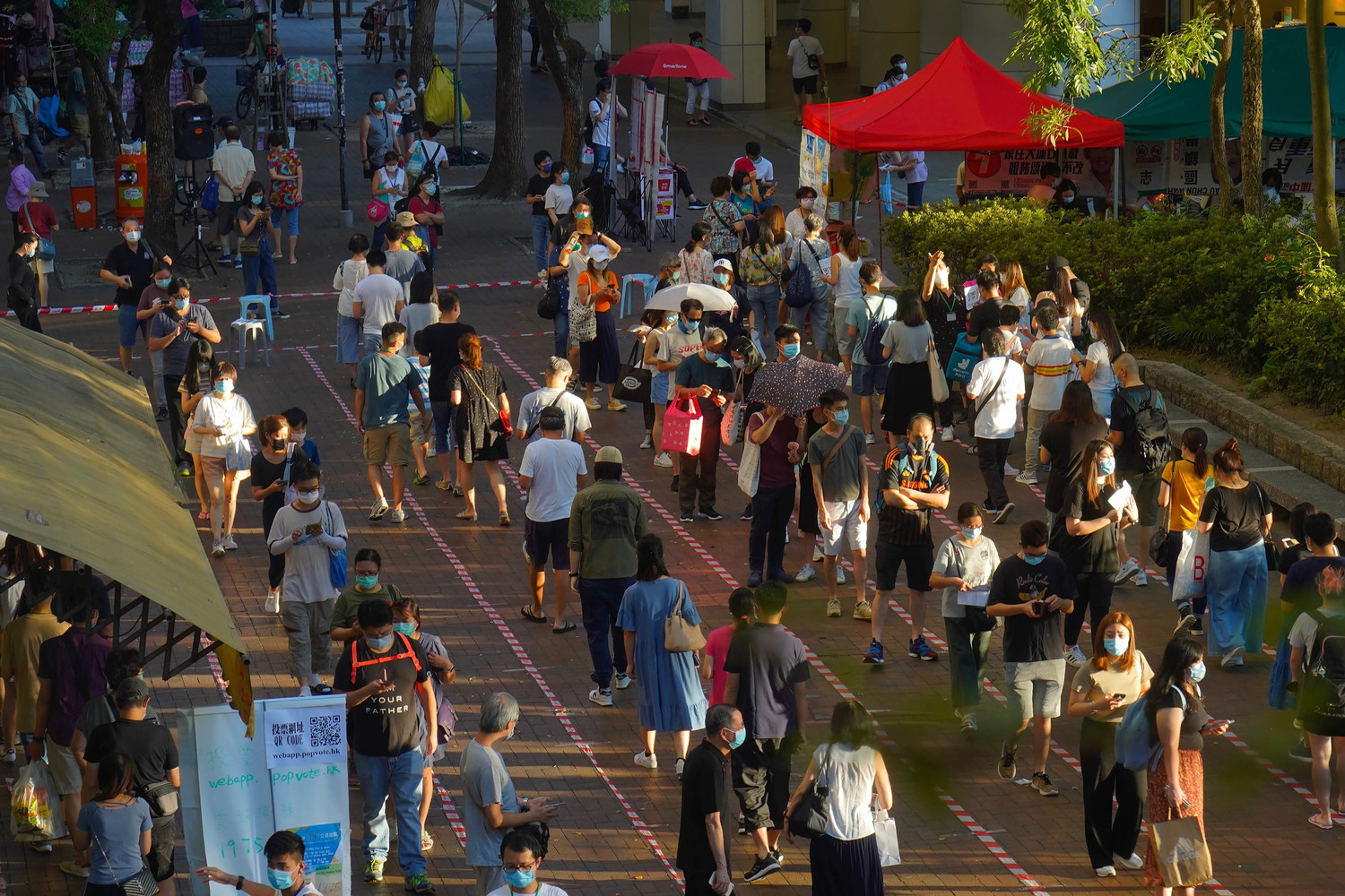 香港這場選舉有超過600,000人在假日參與民主派的初選,決定哪些人在九月的選舉中成為親民主派候選人,進入香港的立法會。 圖:達志影像 / 美聯社 香港這場選舉有超過600,000人在假日參與民主派的初選,決定哪些人在九月的選舉中成為親民主派候選人,進入香港的立法會。 圖:達志影像 / 美聯社