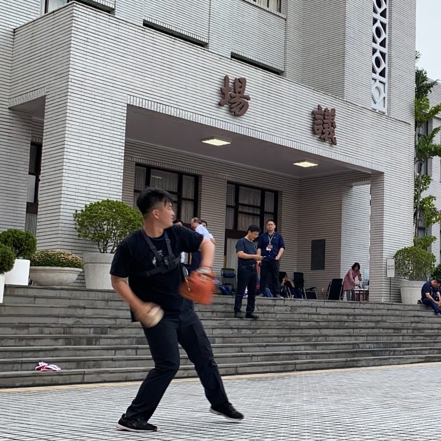 平時就有打壘球習慣的陳柏維,在臉書貼出於議場外投壘球的照片。 圖:翻攝自3Q陳柏惟臉書 平時就有打壘球習慣的陳柏維,在臉書貼出於議場外投壘球的照片。 圖:翻攝自3Q陳柏惟臉書