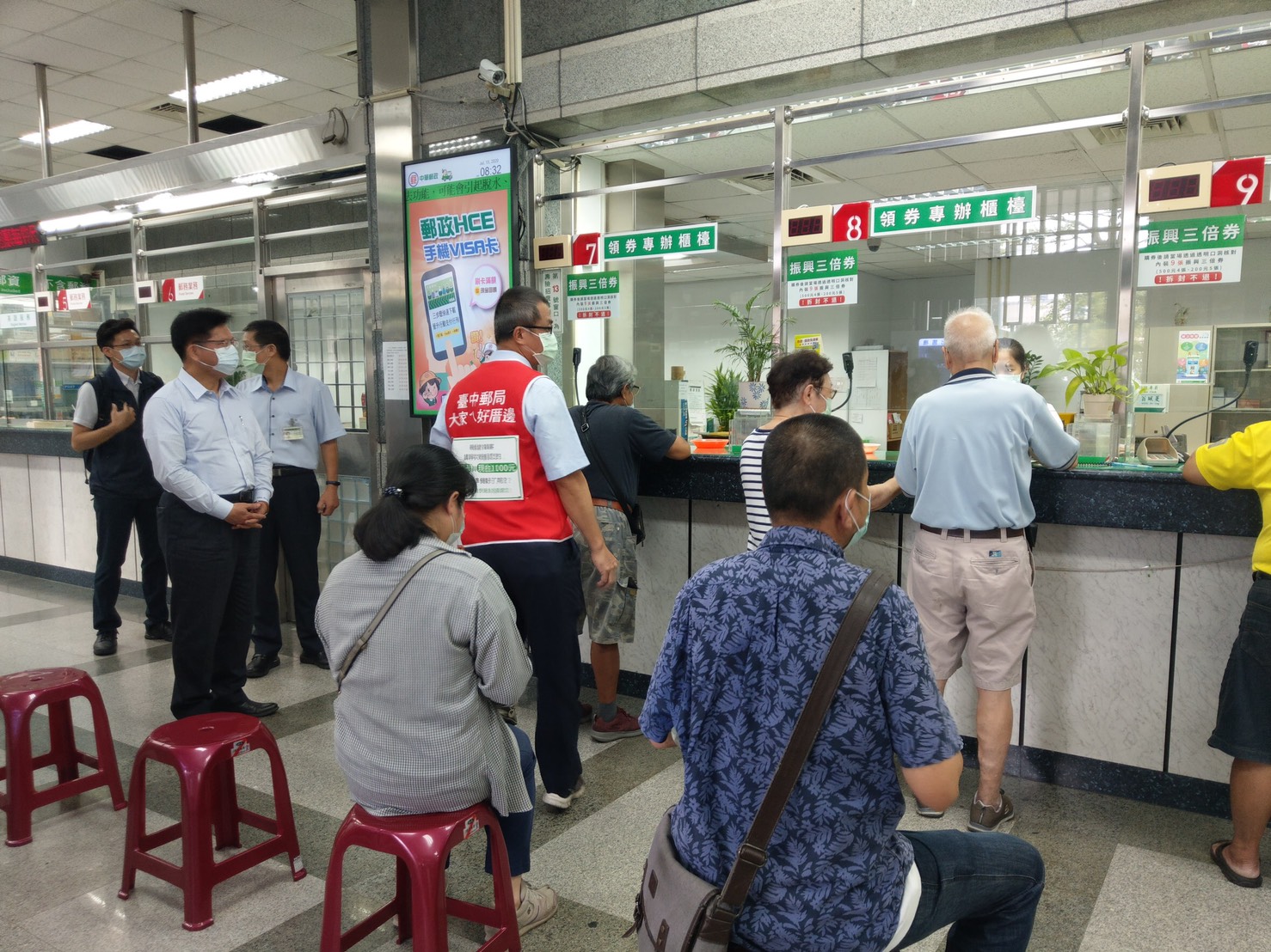 林佳龍了解民眾在郵局的動線是否順暢。 圖:交通部/提供 林佳龍了解民眾在郵局的動線是否順暢。 圖:交通部/提供