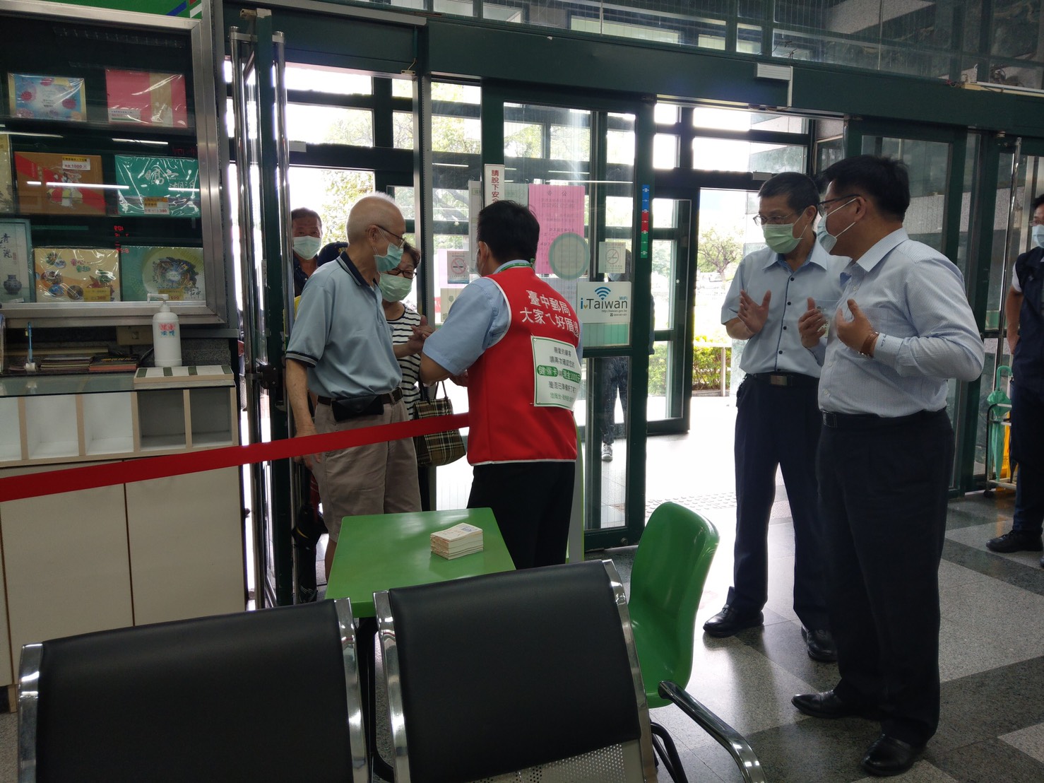 林佳龍親自跟民眾解說需要攜帶什麼。 圖:交通部/提供 林佳龍親自跟民眾解說需要攜帶什麼。 圖:交通部/提供