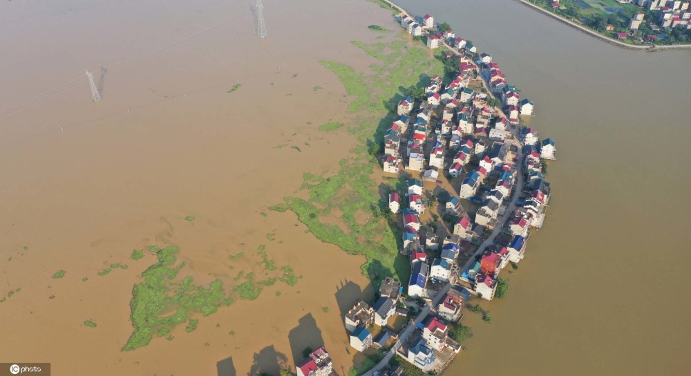 中國境內連日暴雨,造成鄱陽湖周遭住戶房屋淹沒,街道變成河流。 圖 : 翻攝自環球網 中國境內連日暴雨,造成鄱陽湖周遭住戶房屋淹沒,街道變成河流。 圖 : 翻攝自環球網
