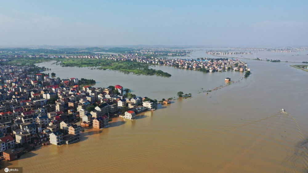 中國境內連日暴雨,造成鄱陽湖周遭住戶房屋淹沒,街道變成河流。 圖 : 翻攝自環球網 中國境內連日暴雨,造成鄱陽湖周遭住戶房屋淹沒,街道變成河流。 圖 : 翻攝自環球網