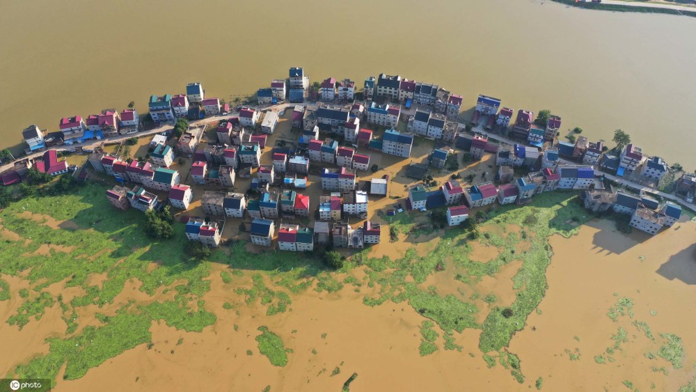 中國境內連日暴雨,造成鄱陽湖周遭住戶房屋淹沒,街道變成河流。 圖 : 翻攝自環球網 中國境內連日暴雨,造成鄱陽湖周遭住戶房屋淹沒,街道變成河流。 圖 : 翻攝自環球網
