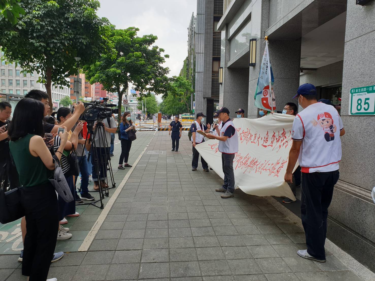 大同企業工會人員至金管會大門口抗議。 圖:謝步智 / 攝 大同企業工會人員至金管會大門口抗議。 圖:謝步智 / 攝