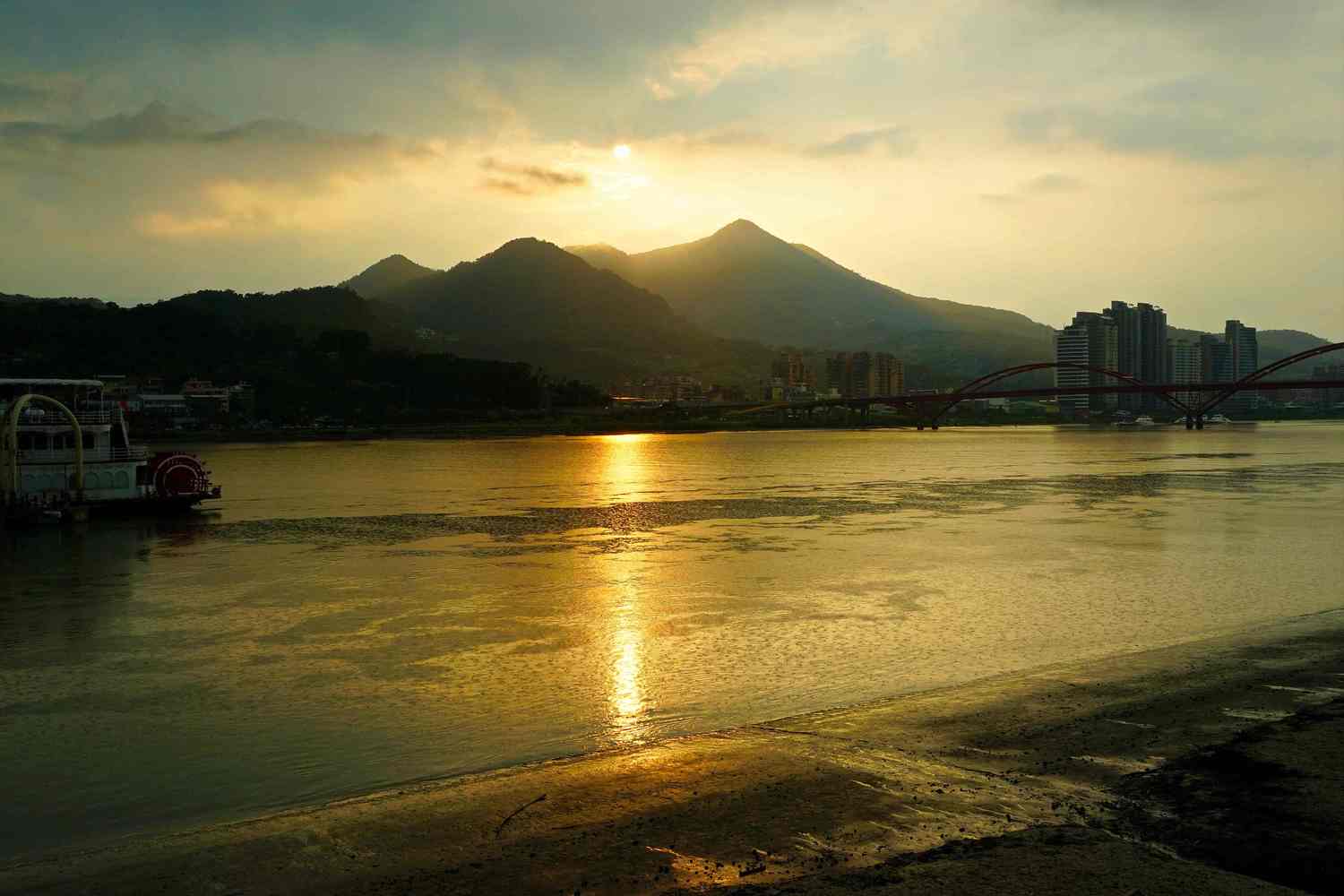 關渡自行車道沿著河邊騎行,欣賞落日風景。 圖:台北市工務局/提供 關渡自行車道沿著河邊騎行,欣賞落日風景。 圖:台北市工務局/提供