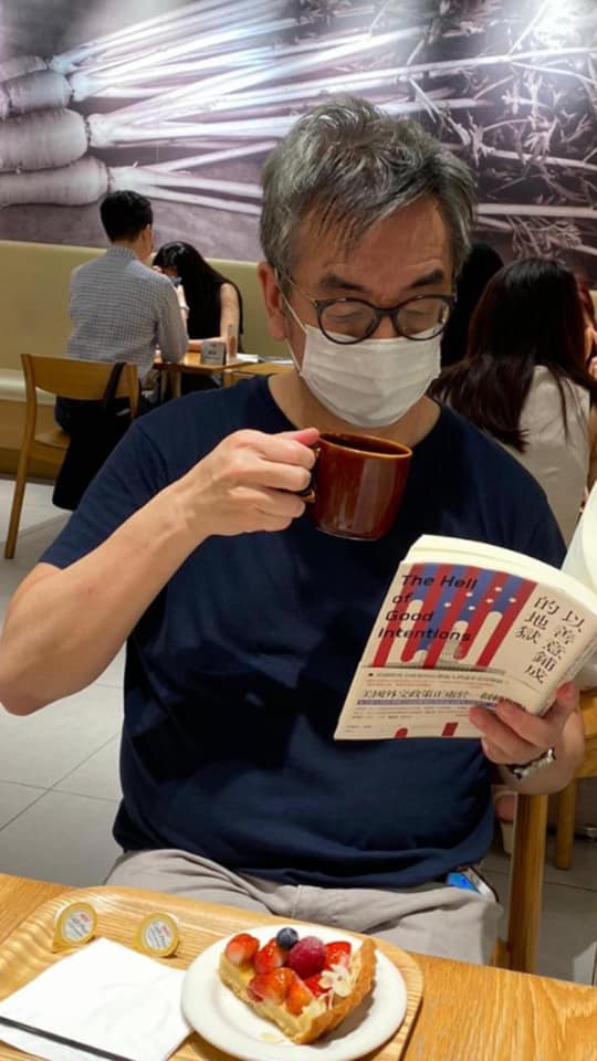 評論人陶傑正在閱讀以善意鋪成的地獄 圖:擷取自臉書 評論人陶傑正在閱讀以善意鋪成的地獄 圖:擷取自臉書