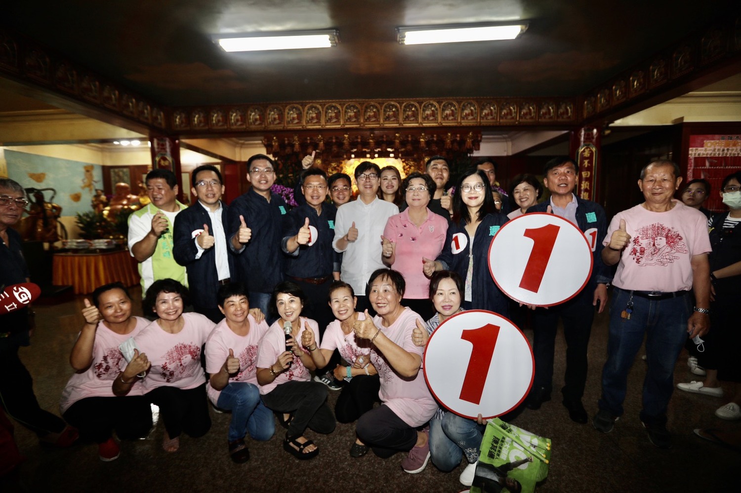陳其邁抽籤後與團隊及支持者合影。 圖:陳其邁競辦/提供 陳其邁抽籤後與團隊及支持者合影。 圖:陳其邁競辦/提供