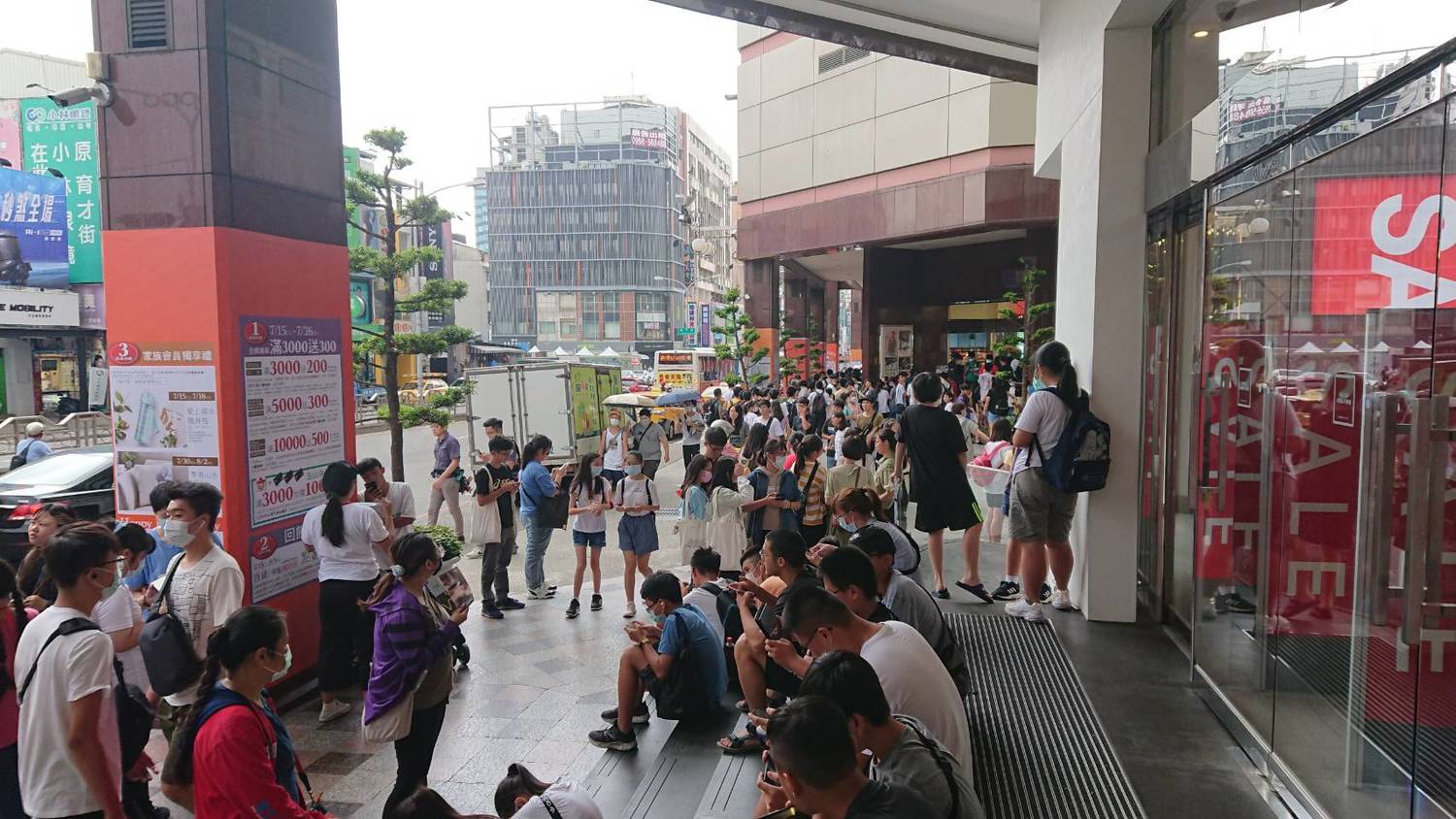 中友百貨今天開店前就有一堆年輕人等著進場。 中友百貨/提供 中友百貨今天開店前就有一堆年輕人等著進場。 中友百貨/提供
