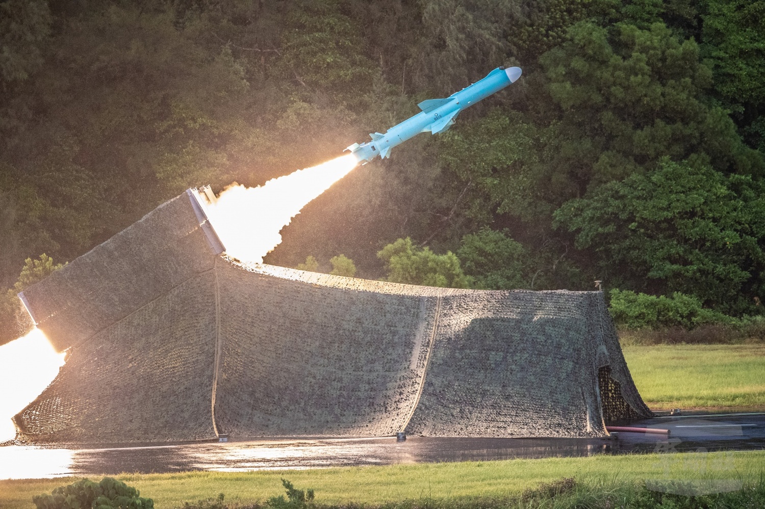 海軍機動飛彈車射擊雄風二型反艦飛彈。 圖:軍聞社/提供 海軍機動飛彈車射擊雄風二型反艦飛彈。 圖:軍聞社/提供