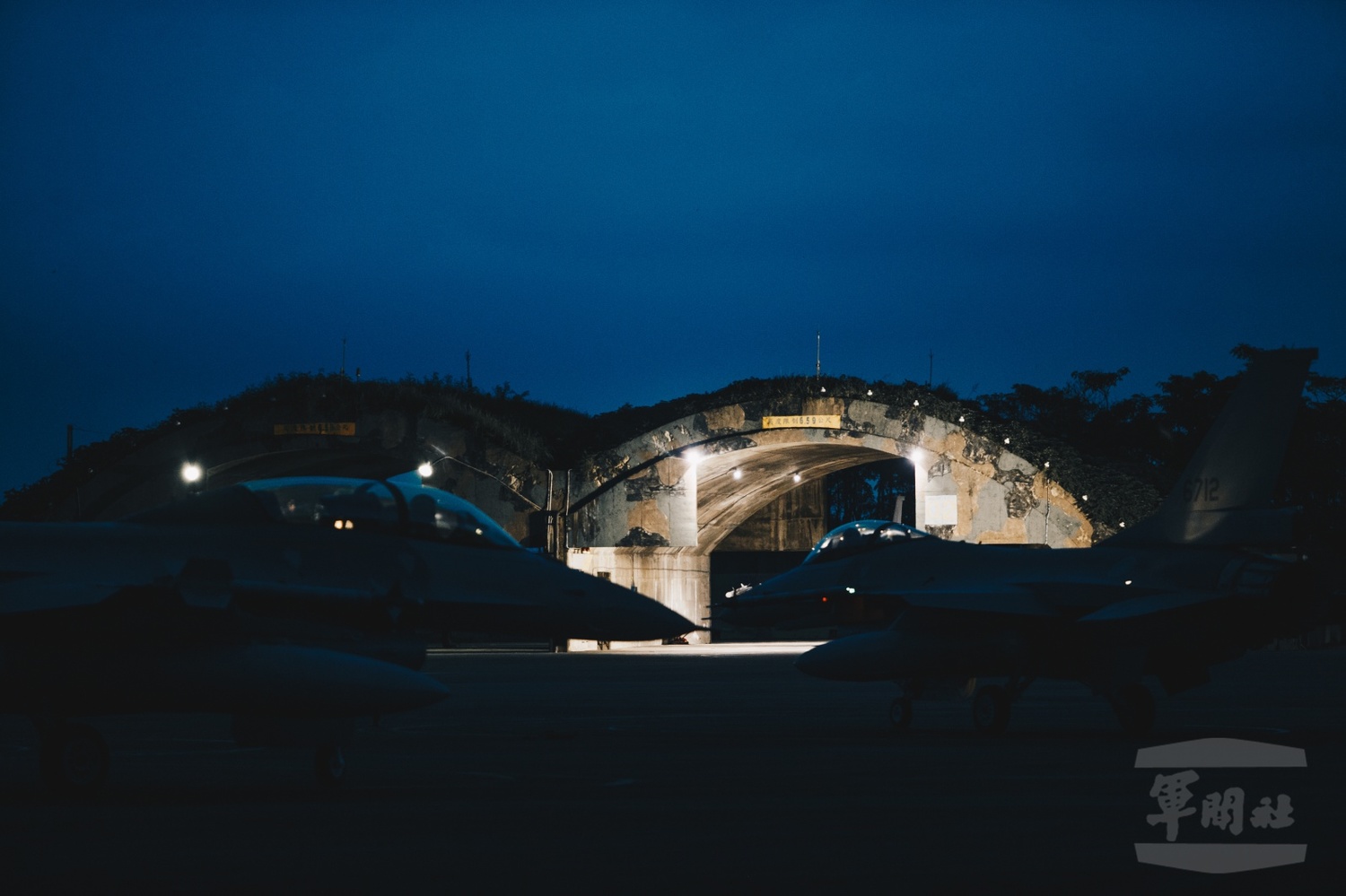 空軍第四聯隊空軍F-16戰鬥機滑出機庫,待命升空。 圖:軍聞社/提供 空軍第四聯隊空軍F-16戰鬥機滑出機庫,待命升空。 圖:軍聞社/提供