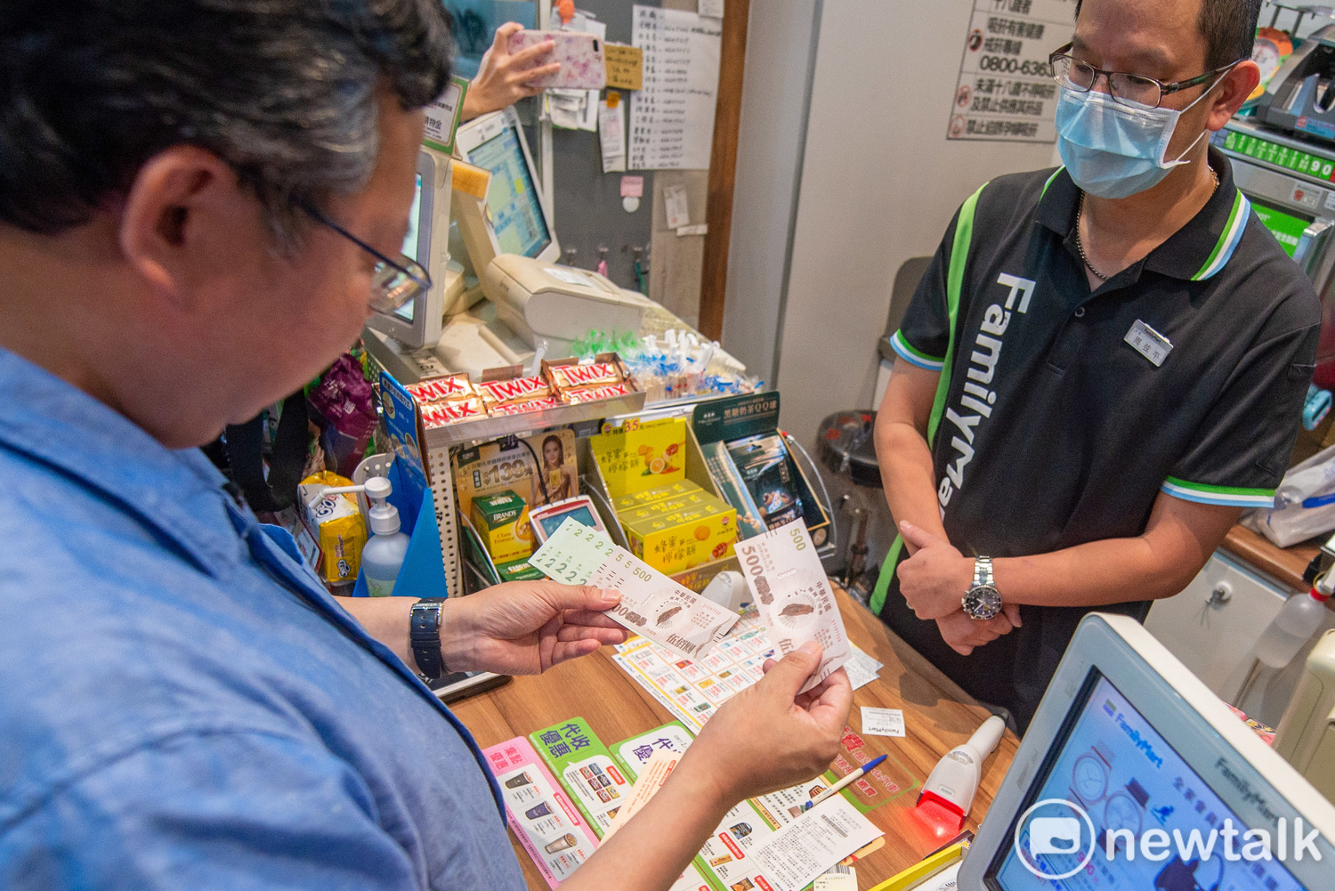 振興三倍券開放領取首日,鄭文燦親自到超商領取實體券。 圖:林昀真/攝 振興三倍券開放領取首日,鄭文燦親自到超商領取實體券。 圖:林昀真/攝