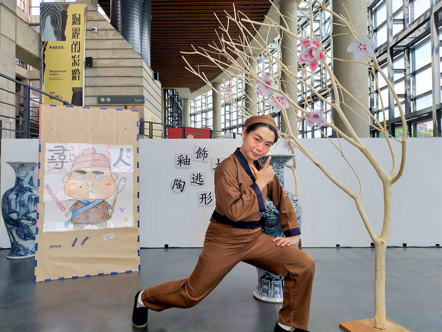 「陶博館夏日故事劇場—天下第一陶」將常設展「製陶技法」作為主軸,故事主角「陶夭夭」邀請小朋友們一起和他學習製陶步驟。 圖:鶯歌陶博館提供 「陶博館夏日故事劇場—天下第一陶」將常設展「製陶技法」作為主軸,故事主角「陶夭夭」邀請小朋友們一起和他學習製陶步驟。 圖:鶯歌陶博館提供