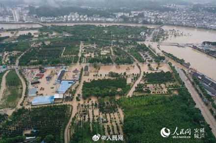 洪水氾濫的速度極快,許多房屋轉眼間便陷入水中。 圖:翻攝人民網 洪水氾濫的速度極快,許多房屋轉眼間便陷入水中。 圖:翻攝人民網